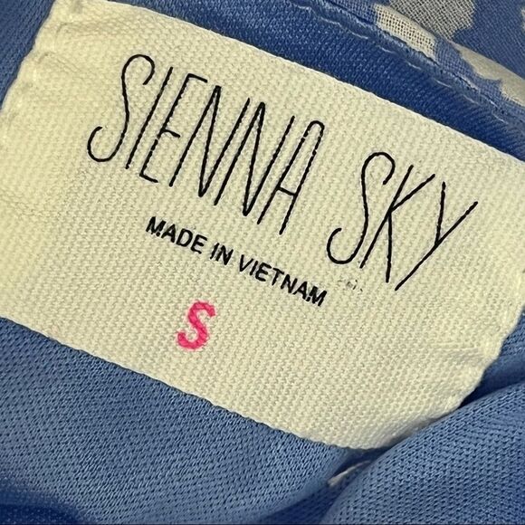 Floral and Patterned Women's Tops - Picture 4 of 9